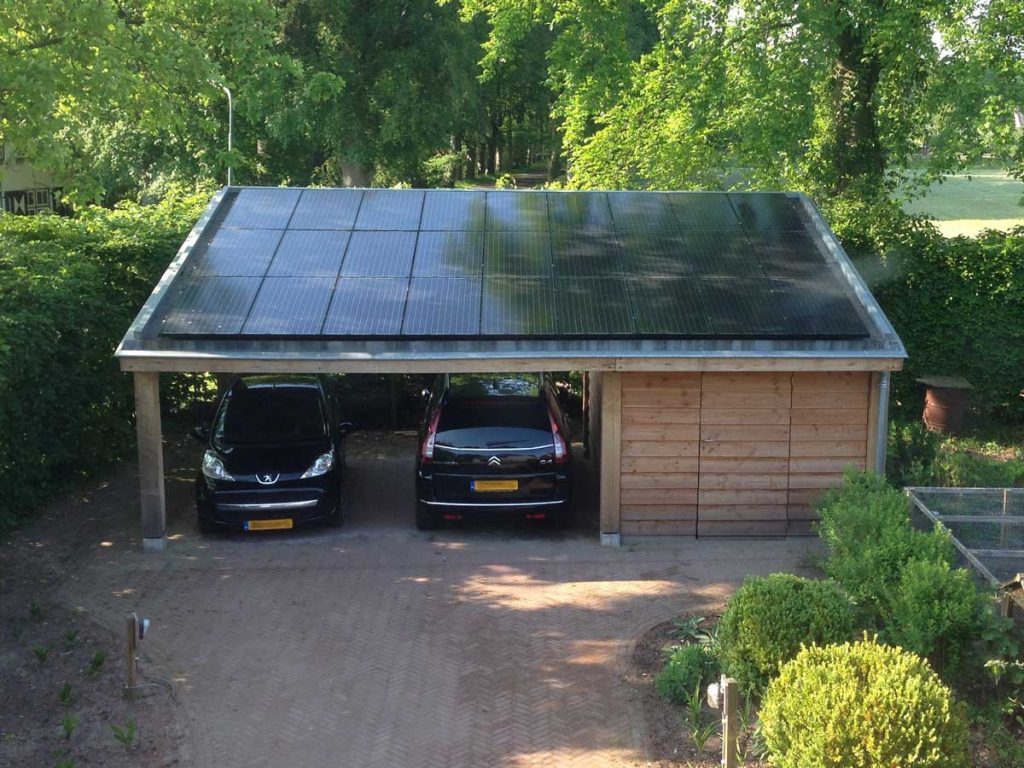 Carport met zonnepanelen en schuur in Diepenveen