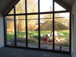 Schuur met atelier - Interieur uitzicht naar tuin