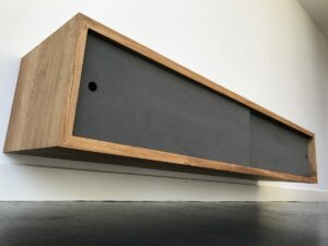 TV meubel van eiken aan de wand met zwart mdf deurtjes
